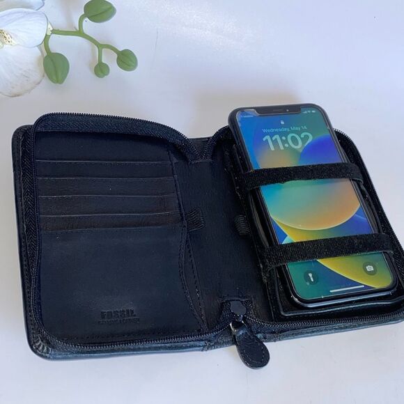 Fossil Black Leather Phone Wallet - Picture 4 of 6